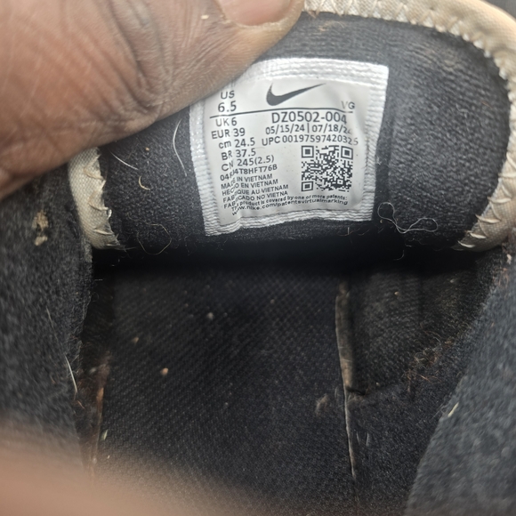 Nike Black and Cream‎ Athletic Shoes main image 4